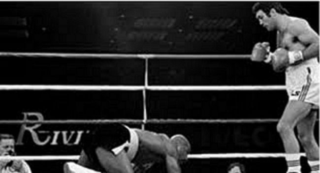 Marvin Hagler tumbado por Juan Domingo Roldán 300384 en Hotel Riviera de Las Vegas