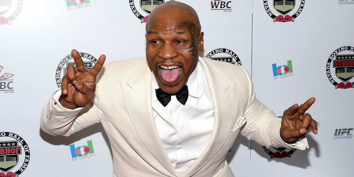 Mike Tyson con frac blanco payaseando