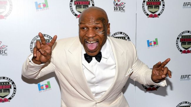 Mike Tyson con frac blanco payaseando