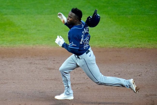 Randy Arozarena, de los Rays de Tampa Bay, corre a la antesala en un doble de Michael Pérez en triunfo 3×1 de los Rays sobre Baltimore, del 170920 en Baltimore