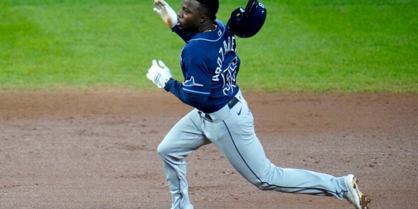 Randy Arozarena, de los Rays de Tampa Bay, corre a la antesala en un doble de Michael Pérez en triunfo 3×1 de los Rays sobre Baltimore, del 170920 en Baltimore