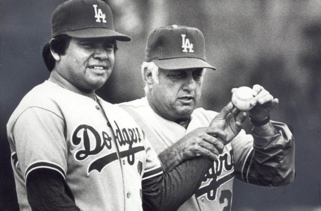 Tom Lasorda con Fernando Valenzuela foto en blanco y negro