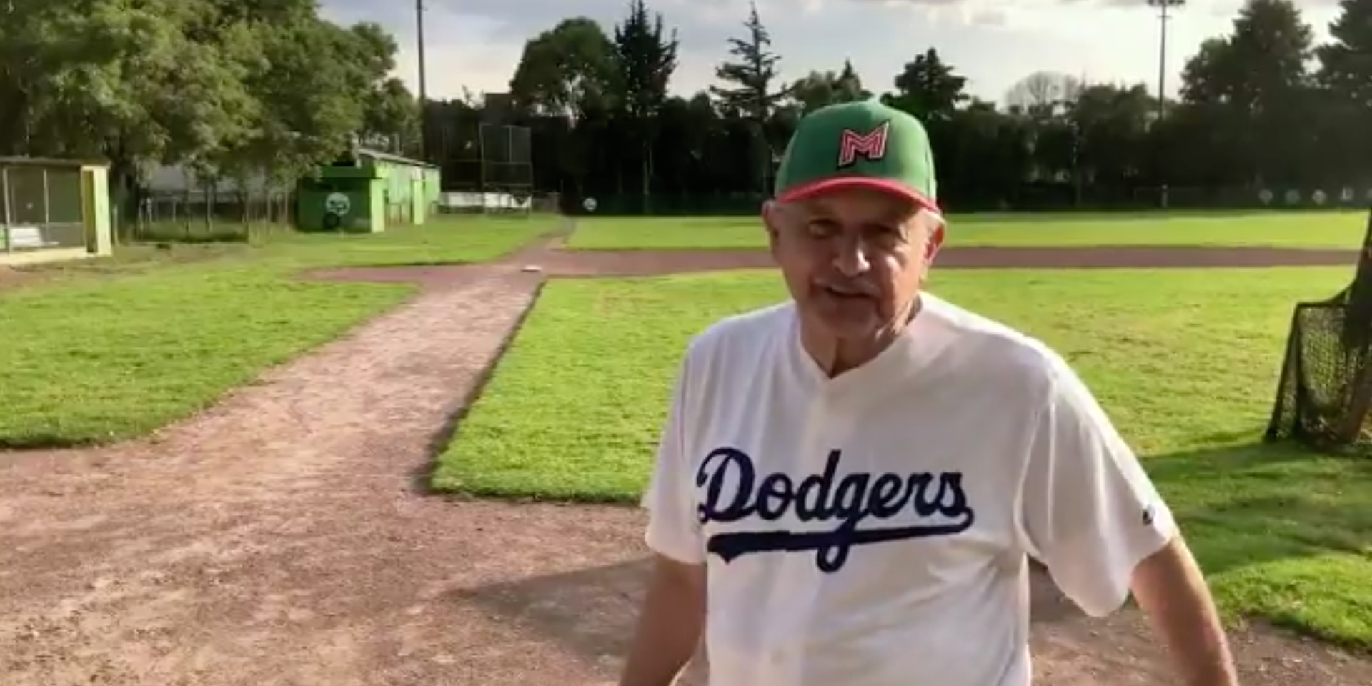 Andrés Manuel López Obrador con uniforme de los Dodgers