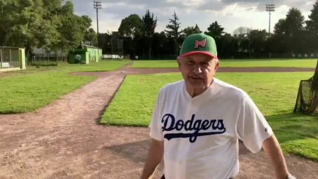 Andrés Manuel López Obrador con uniforme de los Dodgers