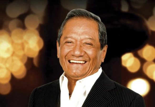 Armando Manzanero sonriente