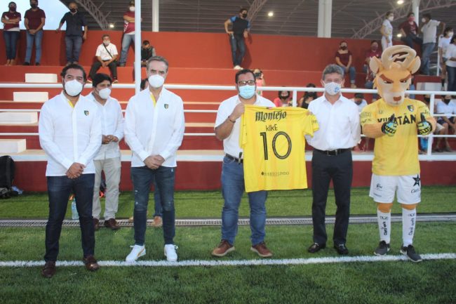 Carlos Sáenz Castillo con Enrique Ayora Sosa y Luis Miguel Salvador, inaugurando campo de fútbol El Águila con costo de 10.2 mdp del 141220 en Valladolid