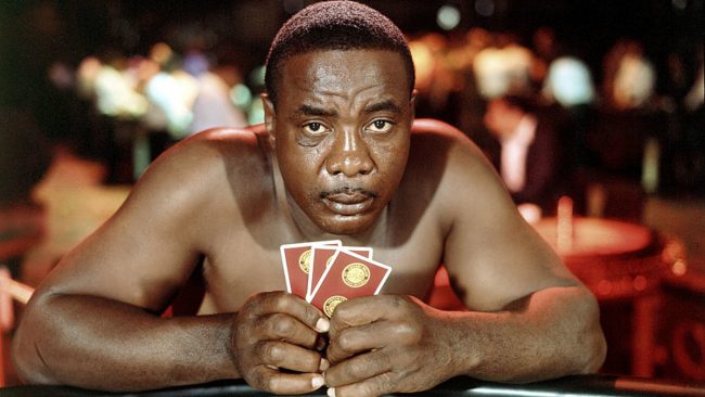 Charles Sonny Liston con barajas, mirada fea