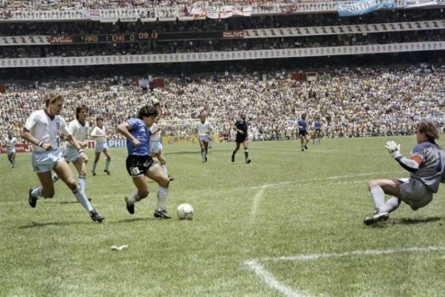 Diego Maradona anotando 2o gol de 4os de fina a Inglaterra a Peter Shilton del 220686 en Estadio Azteca de la Ciudad de México