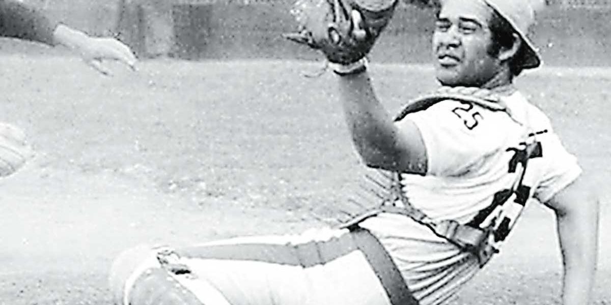 Francisco Paquín Estrada en jugada en home