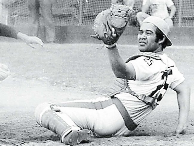 Francisco Paquín Estrada en jugada en home