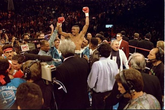 Frankie Randall vencedor de Julio César Chávez gdd 12 del 280194 inauguración MGM Grand Arena de Las Vegas levantado en brazos