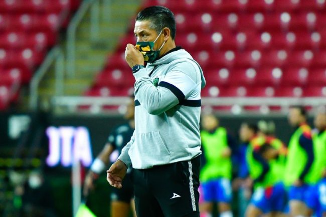 Ignacio Nacho Ambriz con cubrebocas