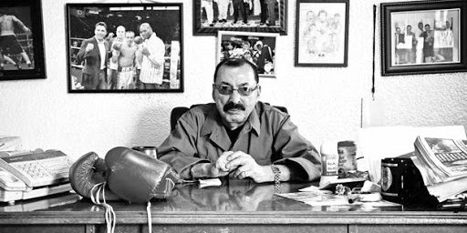 Ignacio Nacho Beristáin en su escritorio en blanco y negro