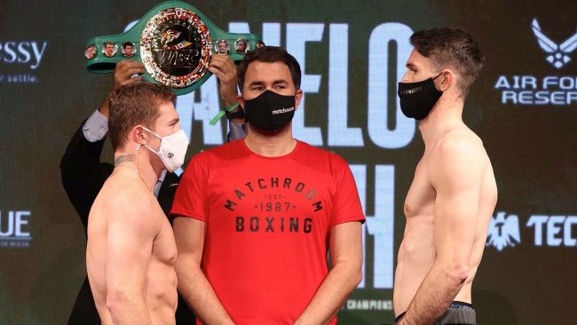 Saúl Canelo Álvarez pesaje vs. Callum Smith del 181220 en San Antonio, Texas, con Eddie Hearn