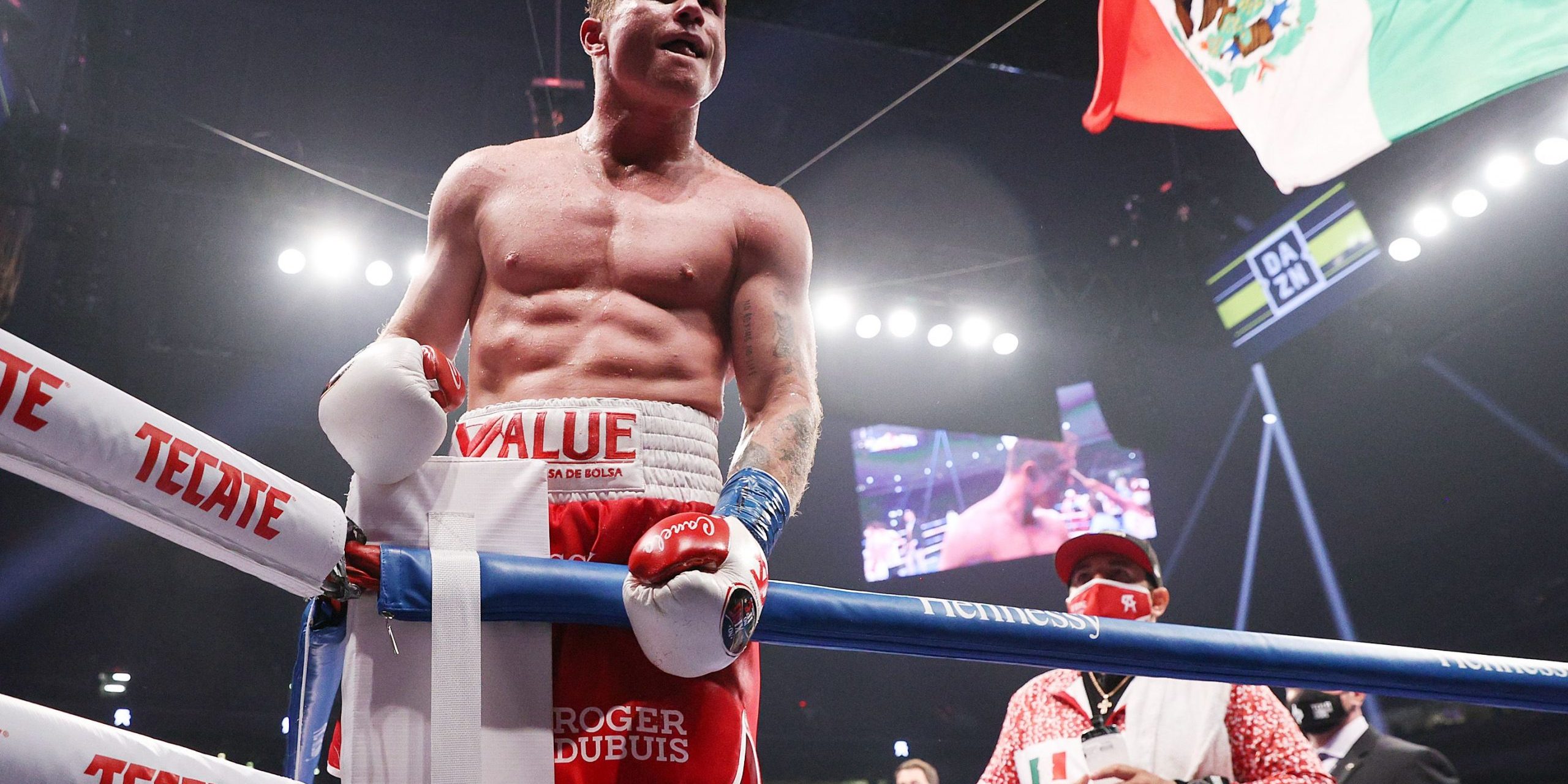 Saúl “Canelo” Alvarez celebrando su triunfo contra Callum Smthit Saúl "Canelo" Alvarez celebrando su triunfo contra Callum Smthith