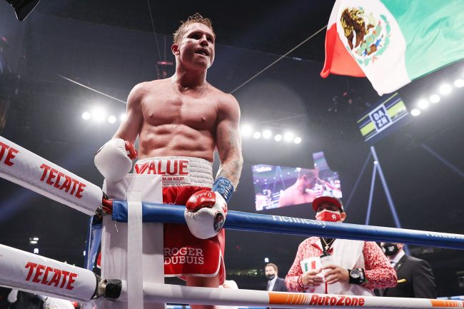 Saúl “Canelo” Alvarez celebrando su triunfo contra Callum Smthit Saúl "Canelo" Alvarez celebrando su triunfo contra Callum Smthith
