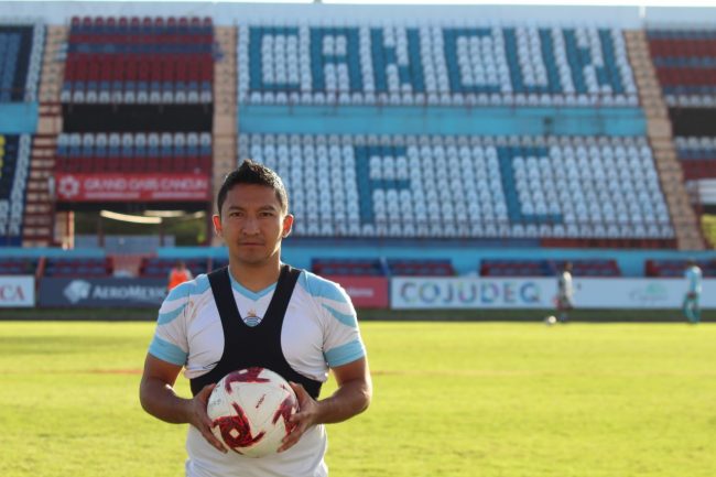 César Villaluz, presentado el 070121 en el Cancún F.C. en su regreso al fútbol mexicano tras dos años en Guatemala, foto de enero de 2021 César Villaluz en su presentación con el Cancún F.C.