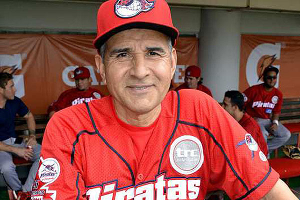 Dan Firova con uniforme de los Piratas de Campeche en dugout