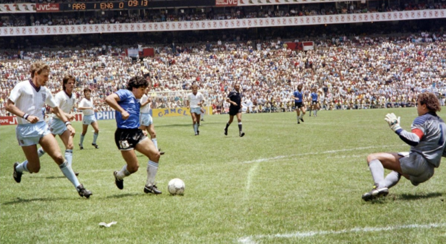 Diego Armando Maradona anotando 2o gol a Inglaterra del 220686 en el Estadio Azteca, con Peter Shilton