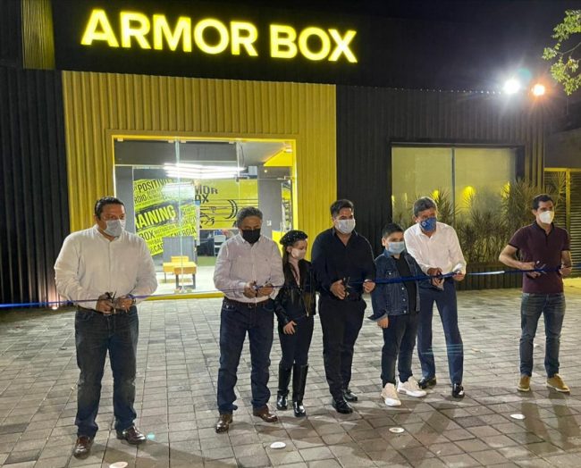 Emmanuel Alcántara Heredia con Carlos Sáenz Castillo, Jesús Aguilar Aguilar, Rommel Pacheco Marrufo, Emmanuel Alcántara Madera, inauguración Armor Box Cd. Caucel del 300121