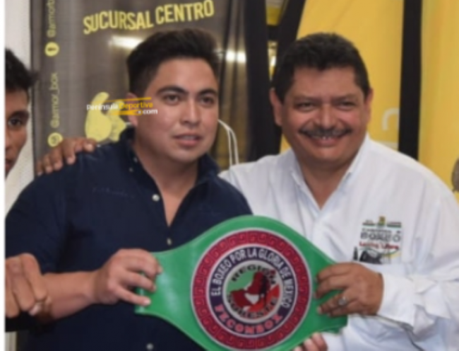 Emmanuel Alcántara sonriente con Santiago Basto