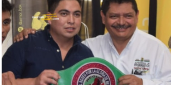 Emmanuel Alcántara sonriente con Santiago Basto