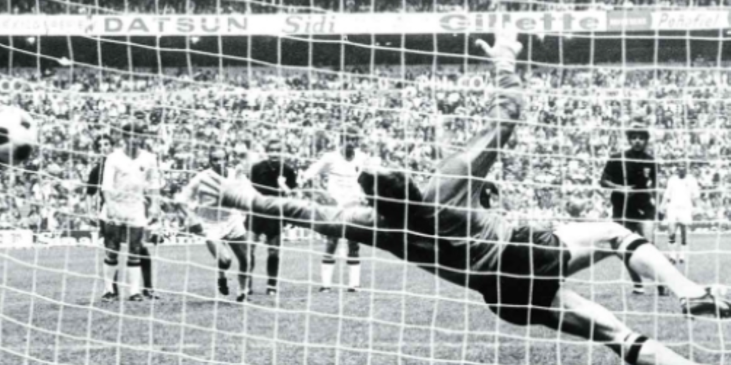 Gustavo Halcón Peña anotando gol a Bélgica 3er juego Copa del Mundo México 1970.jpg
