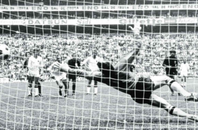 Gustavo Halcón Peña anotando gol a Bélgica 3er juego Copa del Mundo México 1970.jpg