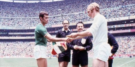 Gustavo "Halcón" Peña saludando a su par de Bélgica