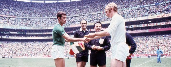 Gustavo Halcón Peña saludando capitán belga 2o juego Copa del Mundo México 1970 Gustavo "Halcón" Peña saludando a su par de Bélgica