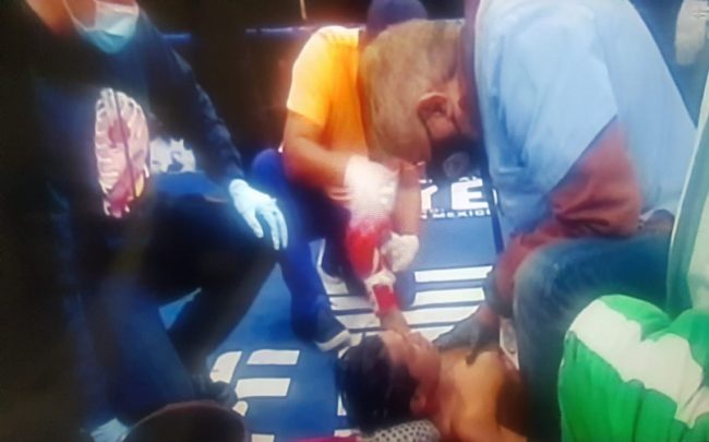 Héctor Rapidito Flores vs. Juan Carlos Zurdo Parra gkot 4 a los 54 2 del 220121 en Tijuana, Parra atendido en la lona