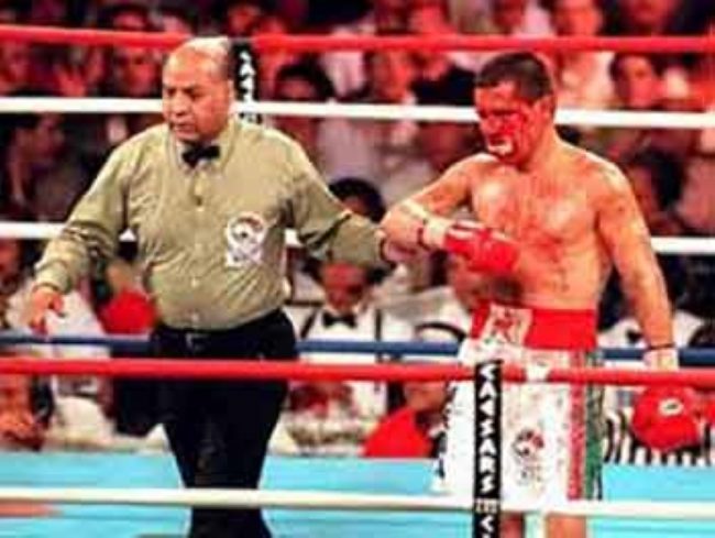 Joe Cortez con Julio César Chávez sangrando