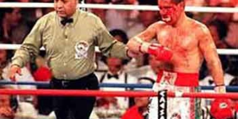 Joe Cortez con Julio César Chávez sangrando