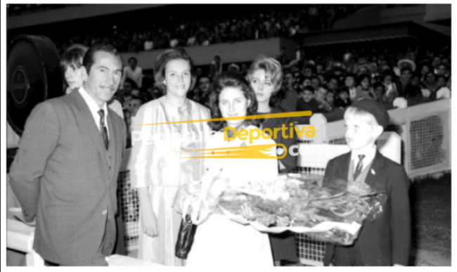Jorge Sonny Alarcón en el Hipódromo de las Américas con unas bellas damas y un niño con marca de agua