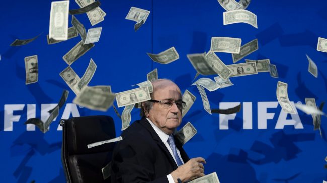 Joseph Blatter con billetes cayéndole Joseph Blatter ridiculizado