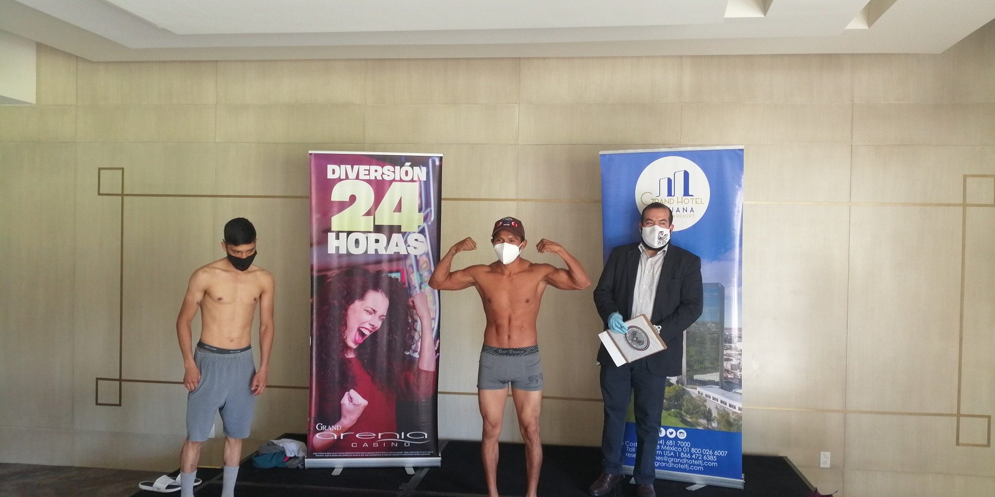 Juan Carlos Zurdo Parra pesaje vs. Héctor Rapidito Flores del 210121 en Grand Hotel de Tijuana