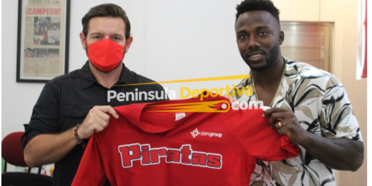 Randy Arozarena visita a Jorge Carlos Hurtado Valdez recibe camiseta de los Piratas de Campeche del 280121 en Campeche con marca de agua