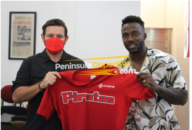 Randy Arozarena visita a Jorge Carlos Hurtado Valdez recibe camiseta de los Piratas de Campeche del 280121 en Campeche con marca de agua