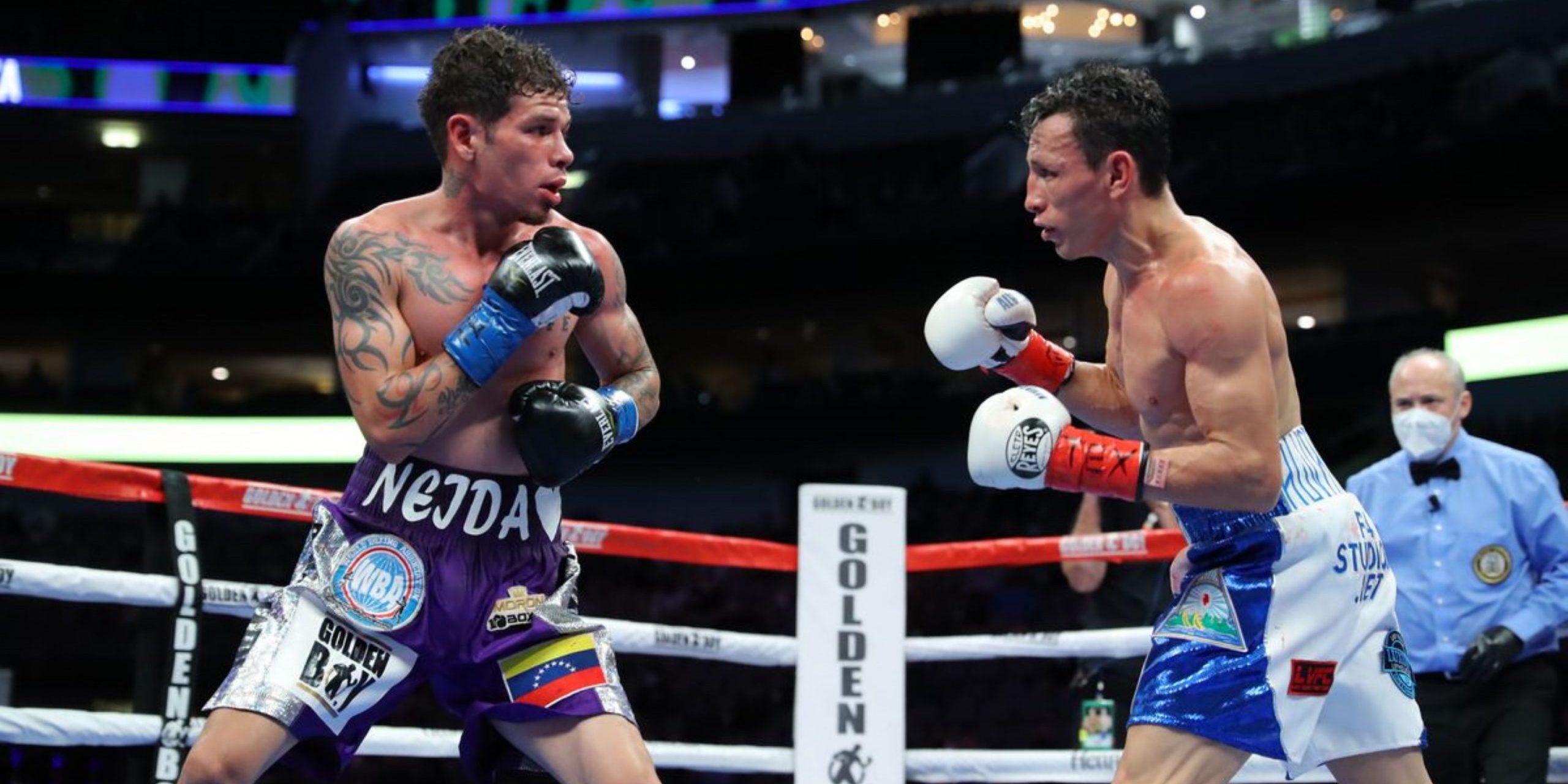 Róger Gutiérrez izquierda vs. René Alvarado gdu 12 ganó campeonato mundial súperpluma de la AMB del 020121 en Dallas con réferi Mark Nelson