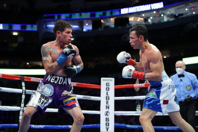 Róger Gutiérrez izquierda vs. René Alvarado gdu 12 ganó campeonato mundial súperpluma de la AMB del 020121 en Dallas con réferi Mark Nelson