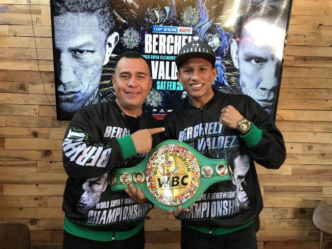 Alfredo Caballero con Miguel Berchelt, rueda de prensa del 120221 para pelea con Óscar Valdez Miguel Berchelt con Alfredo Caballero