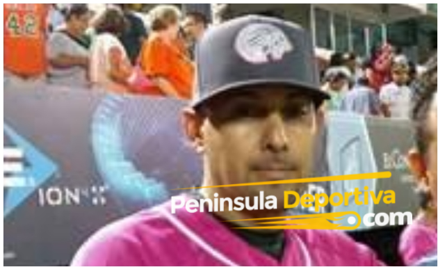 Héctor Páez con uniforme de los Leones de Yucatán con marca de agua Héctor Páez