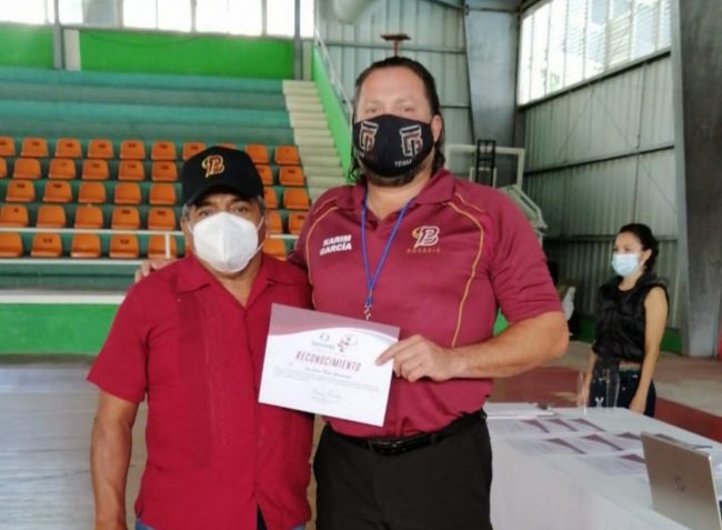 Karim García entregando reconocimiento curso de Probeis del 130221 en Campeche Karim García en Campeche