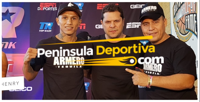 Miguel Berchelt, Mario Abraham y Alfredo Caballero en Tucson con marca de agua Alfredo Caballero con Mario Abraham y Miguel Berchelt