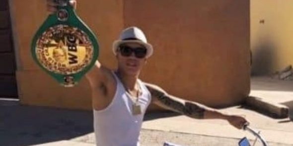 Óscar Valdez en su bicla con el cinturón de campeón mundial febrero 2021 Óscar Valdez celebra su faja