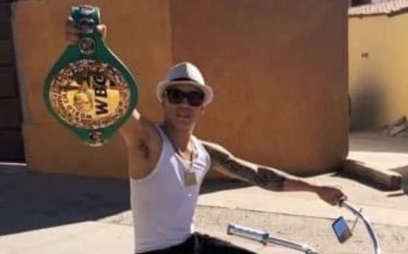 Óscar Valdez en su bicla con el cinturón de campeón mundial febrero 2021 Óscar Valdez celebra su faja
