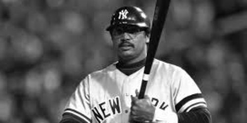 Reggie Jackson blandiendo bat Reggie Jackson