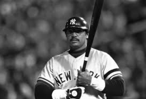 Reggie Jackson blandiendo bat Reggie Jackson
