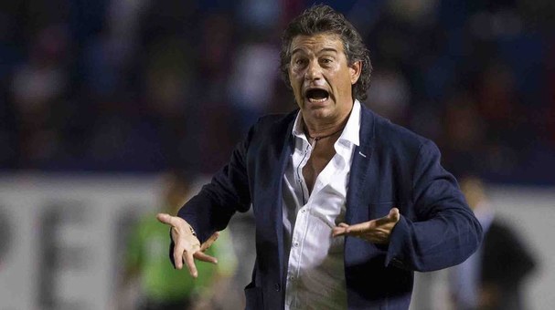 Rubén Omar Romano gesticulando