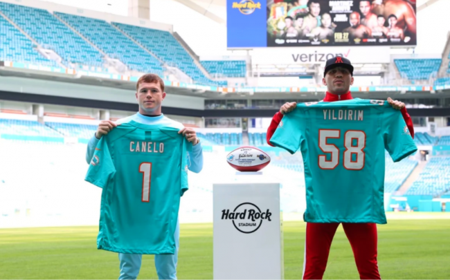Saúl Canelo Álvarez con Avni Yildrim del 220221 en Hard Rock Stadium de Miami, Florida, previo a su pelea del 270221 en ese sitio